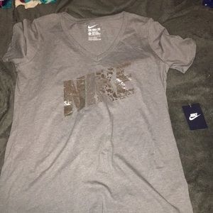 Gray and silver Nike tee
